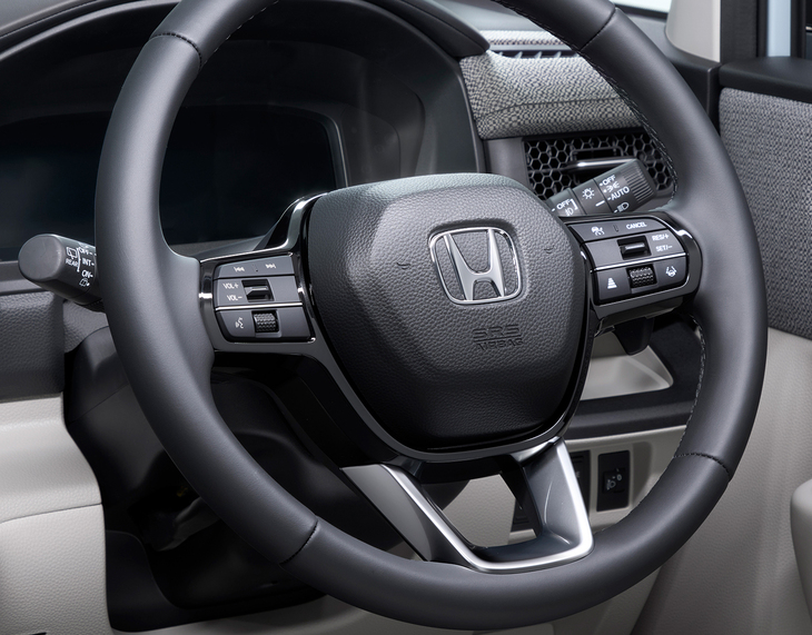 「エアーEX」のステアリングホイールは本革巻き。ウレタンでも実用上の問題はないが、価格帯を考えるとこのほうが妥当だ。