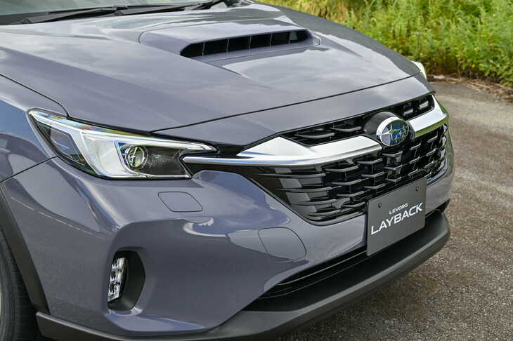「レヴォーグ」とは趣を異にする、ふくよかなフロントバンパー。ベース車の持つ、ほおを削（そ）いだようなメカメカしい意匠を敬遠する人も、これならアリではないか。