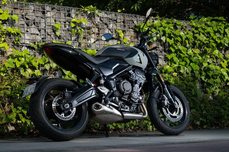 トライアンフのミドル級ネイキッドスポーツである「トライデント660」。兄弟車の「タイガースポーツ660」ともども、2026年モデルで「過去最大級のアップデート」といわれる大幅改良を受けた。
