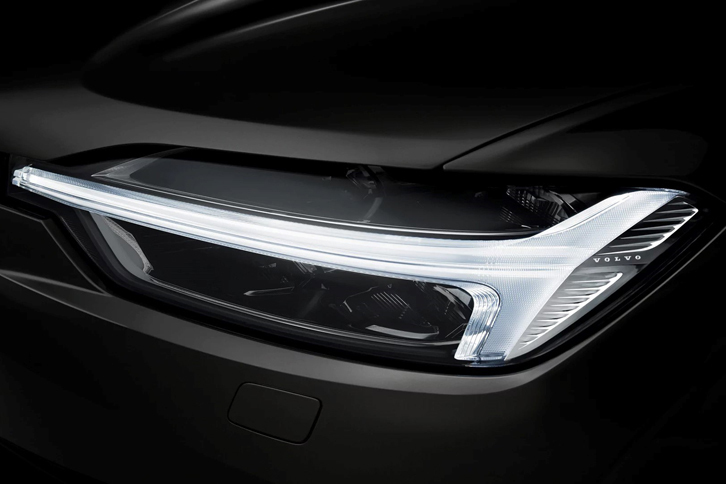 北欧神話に登場する神「トール」が持つハンマーのシルエットをモチーフにしたという、T字型のヘッドランプ。