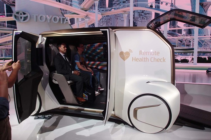 「トヨタe-Care」は、ヘルスチェックができるモビリティー。病院へと向かう道中、遠隔地にいる医師と会話し、診断を受けることを想定している。
