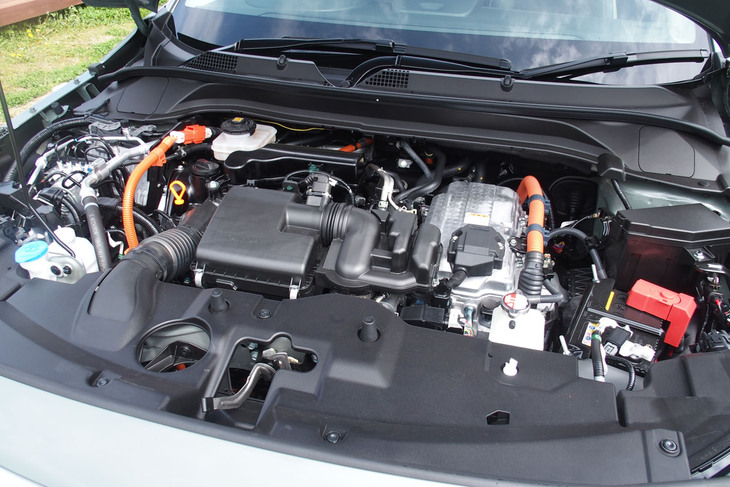 パワートレインは基本的に従来型を踏襲。エネルギーマネジメント制御を見直し、エンジン始動回数や停止頻度を従来型よりも大幅に低減しているという。