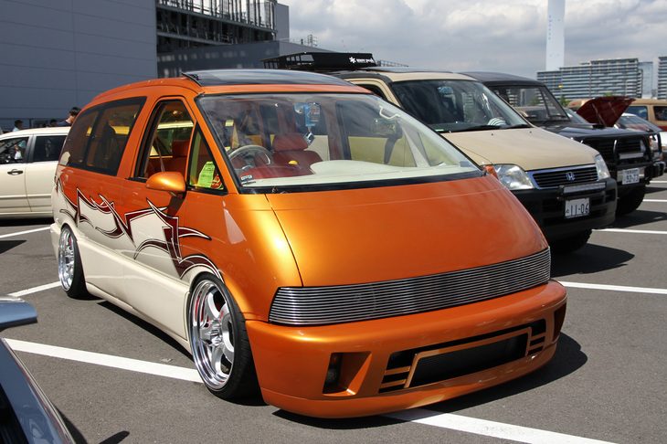 キャンディー塗装やビレットグリルなどで本格的なカスタムを施された初代「トヨタ・エスティマ」。