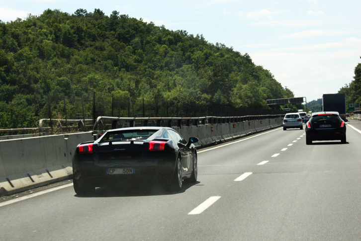 アウトストラーダを走るスーパーカー。写真のモデルは「ランボルギーニ・ガヤルド」。