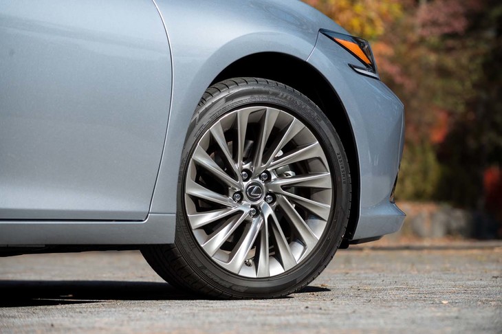 試乗車は最上級グレードの“バージョンL”。ノイズリダクション機能を備えたハイパークロムメタリック塗装の専用ホイールを装備する。