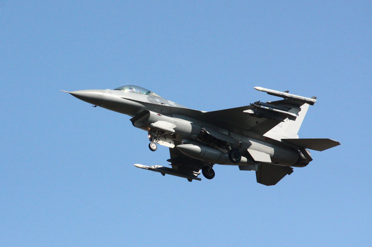 こちらは米軍の「F-16」。いかにも軽量・軽快で、クルマで言えばロータスやアルピーヌか。