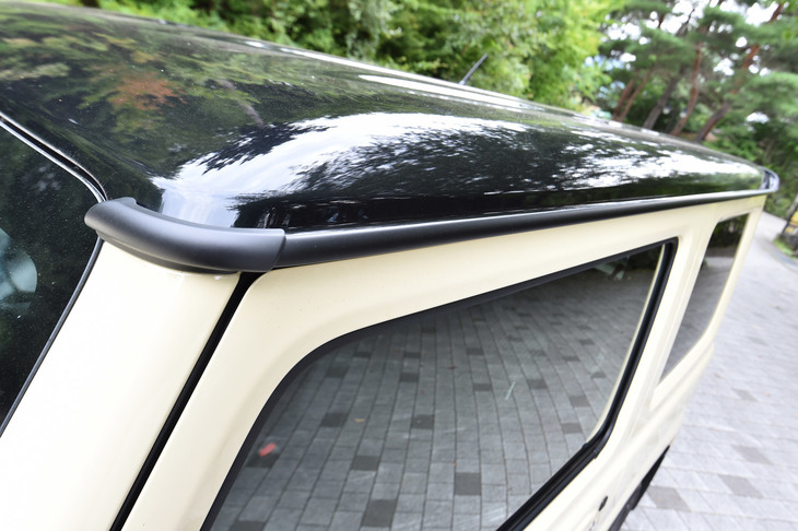 絶賛物議をかもし中の「ジムニー」の雨どい。機能的な面はもちろん、武骨なクロカンらしさや、クラシカルな雰囲気の演出にも一役買っている。（写真＝田村 弥）