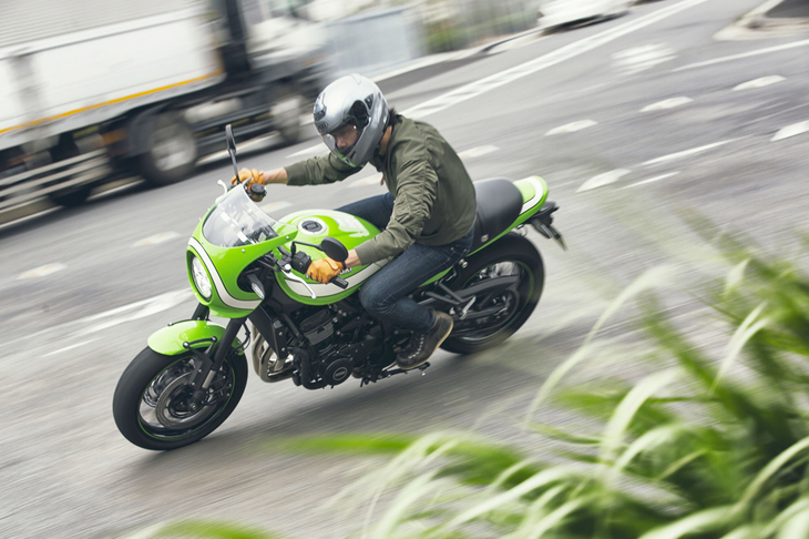 「Z900RS」では、高張力鋼を用いたトレリスフレームを採用。軽量で高剛性な車体とすることで、ライダーの入力に自然に反応できるよう設計されている。