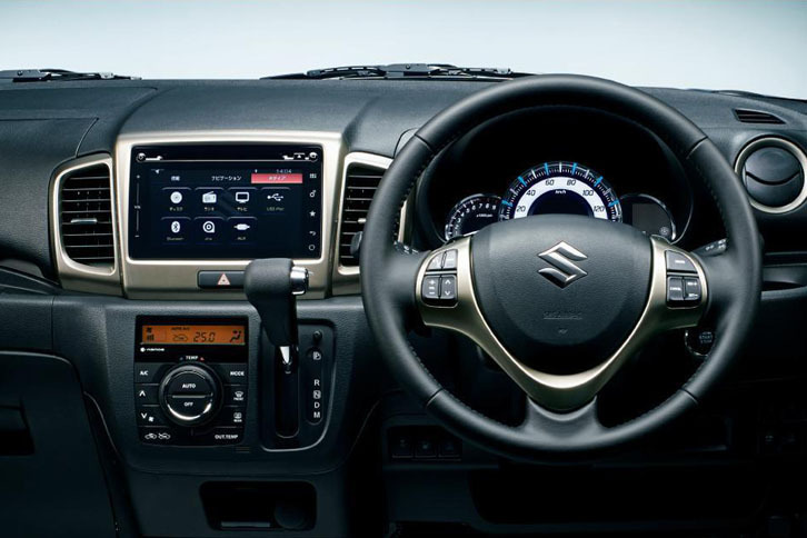 「スペーシア カスタムZ」のインストゥルメントパネルまわり。