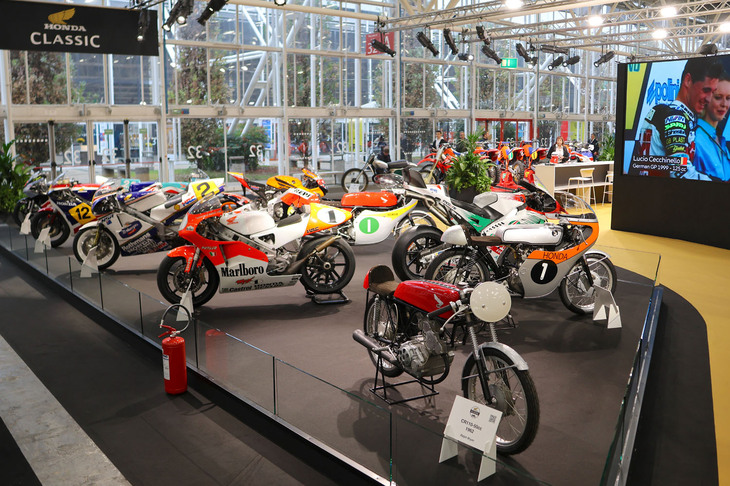 ホンダの二輪車特集。39台の歴代モデルが展示されるとともに、英国マン島レース優勝時代にさかのぼる記録フィルムも上映されていた。