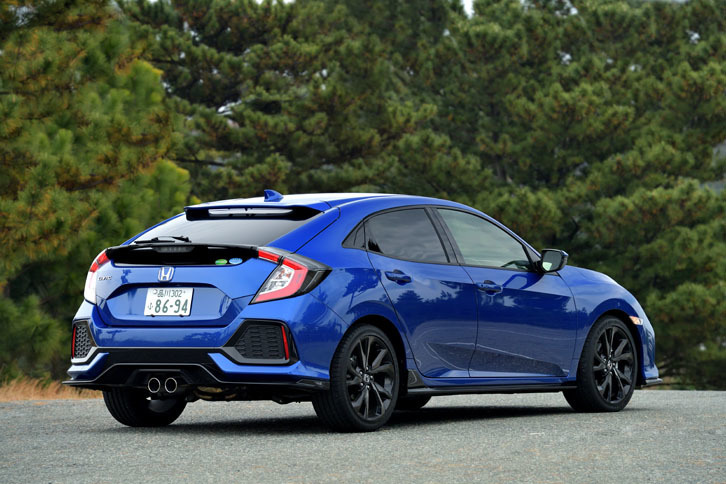 リアバンパーの両端に配置されたエアダクト（ただしダミー）と、センターデュアルエキゾーストがスポーティーな雰囲気を演出する。