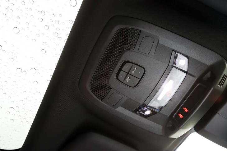 「フルパッケージ」に含まれているパノラミックサンルーフは、車両重量がプラス30kgとなる大型サイズ。