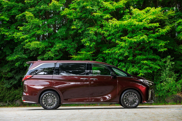 赤茶色のこのボディーカラーの名前は「ソニックアゲート」。このほか白と黒、銀の全4色が選べる。