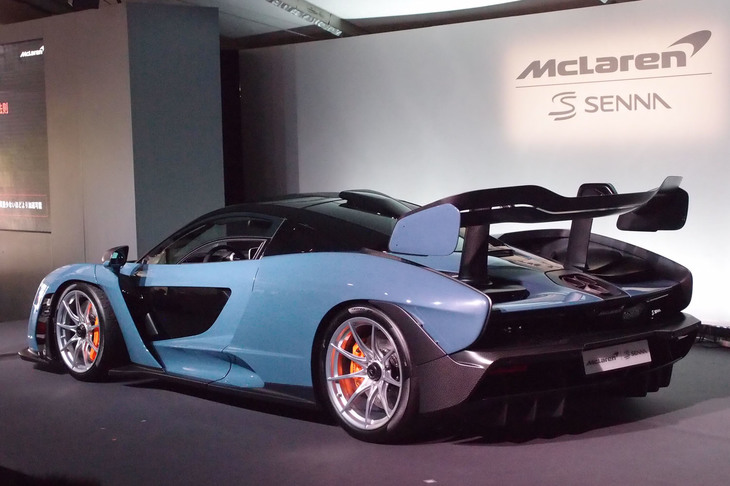 エアロダイナミクスが徹底的に追求された「マクラーレン・セナ」。250km/h走行時のダウンフォースは、800kgに達するという。