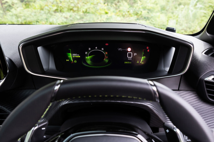 メーターパネルは遠近2層式。立体的に見えることから、プジョーではこれを「3Dデジタルヘッドアップインストゥルメントパネル」と呼んでいる。表示デザインは「ダイヤル／ドライブ／最小／パーソナル1／パーソナル2」の5種類から任意に選ぶことができる。