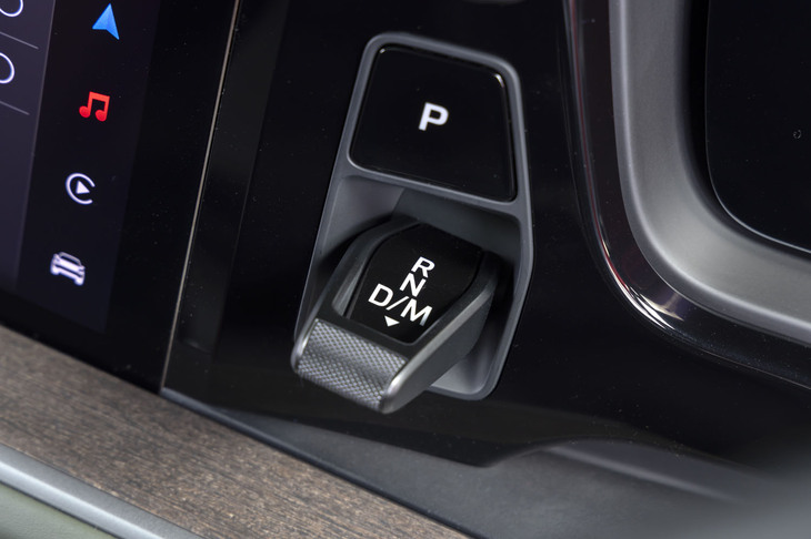 シフトセレクターは「タイカン」と同じダッシュボードから水平に突き出たタイプに変わった。