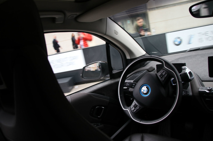 同じく、BMWによる自動運転車のデモのひとこま。助手席にはスタッフが座っているが、運転席は無人。テストエリア内で周回を繰り返した。