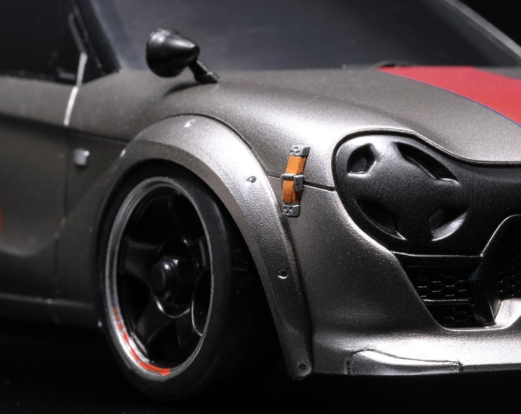 フェンダーのリベットやボンネット固定ボルトなど、ディテールもリアルに再現されている。