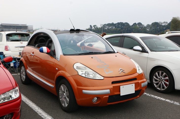 ユニークさが話題となっている新世代シトロエンだが、目立ち度でいえば、こちらも負けていない。「シトロエンC3プルリエル」だ。ハードトップにしか見えないのに、ルーフまで外せてオープンカーになってしまうなんて……。よく市販化されたものである。