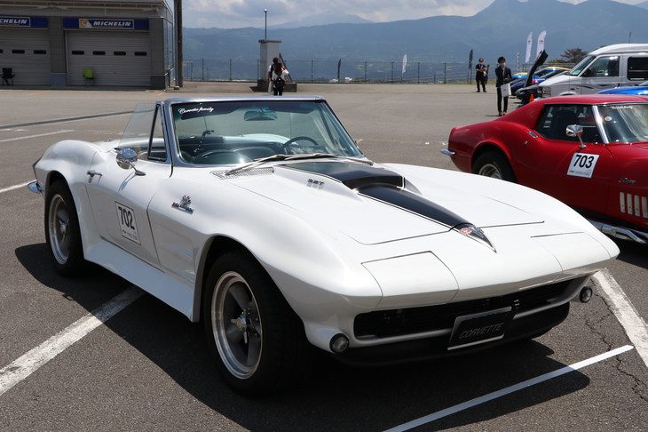 1963年に登場した2代目「コルベット」（C2型）のオープンモデル。レーシングカーのプロトタイプとして発表された「XP-87スティングレイ レーサー」をモチーフに生まれたスタイリングから、「コルベット スティングレイ」と名づけられる。スティングレイとは英語でアカエイのことを指し、そのサブネームのとおり薄く平べったいボディーと鋭いノーズが特徴だった。リトラクタブルヘッドライトを採用した初のコルベットで、初代と比べるとかなりアグレッシブかつ未来的なデザインに仕上げられている。