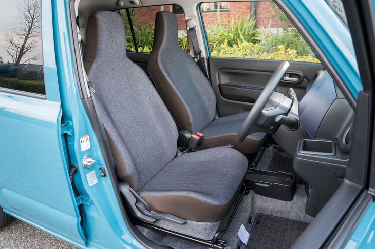 全車に標準装備されるデニム調表皮のシート。前席についてはフロントドア開口部の高さが20mm拡大しており、乗降性が改善している。