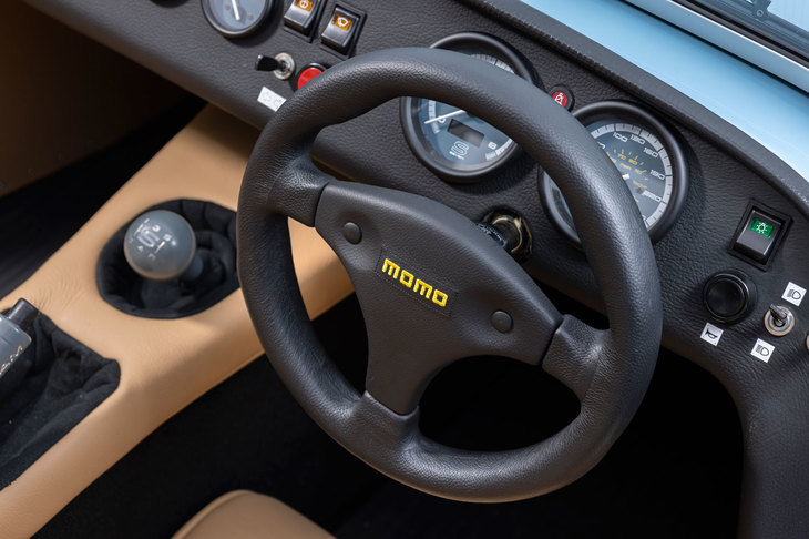 標準装備されるMOMO製の小径ステアリングホイール。「170S」を含むケータハムの車両にはパワーステアリングやブレーキサーボは備わっておらず、ドライバーは自身の腕力と踏力だけでクルマを曲げ、制動することが求められる。