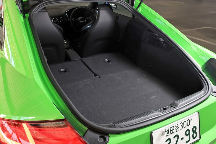 ラゲッジスペースの広さは特筆もの（写真は後席を倒した状態）。開口部も大きく、使い勝手は良好だ。