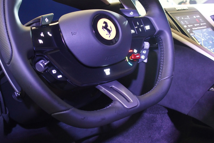 フェラーリ・ローマ（ステアリングホイール）