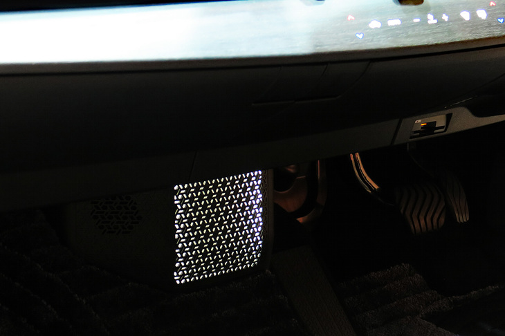 日産アリア リミテッド（前席足元の間接照明）