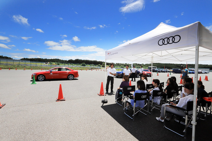 「アクディブセーフティー」プログラムの説明を受ける参加者。