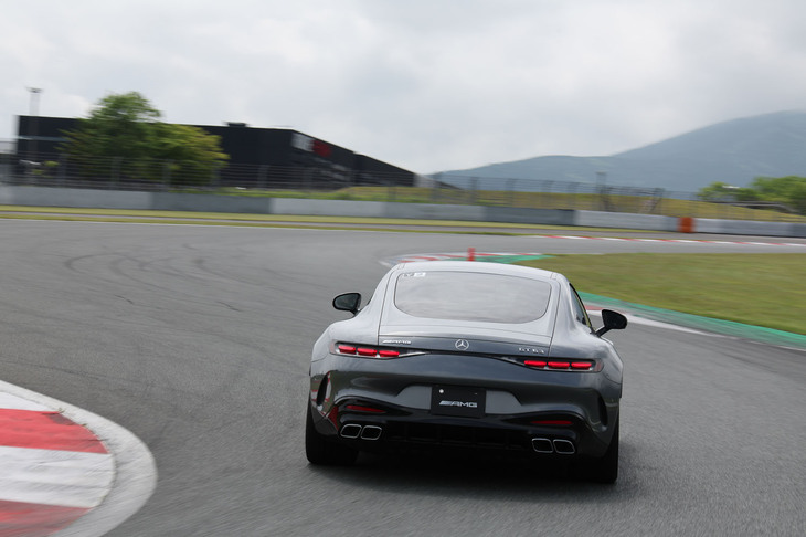 富士スピードウェイのレーシングコースでは、「メルセデスAMG GT63 4MATIC＋ クーペ」と「GT63 S Eパフォーマンス クーペ」の2モデルで全開走行を行うことができた。