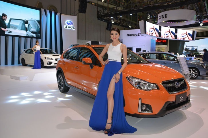 スバルは「WRX STI」の他に「レヴォーグ」「フォレスター」「XV」「アウトバック」を並べた。価格は700万～900万円といったところ。もちろんアイサイトは装着されていない。アウトバックのカットモデルも展示され、注目されていた。