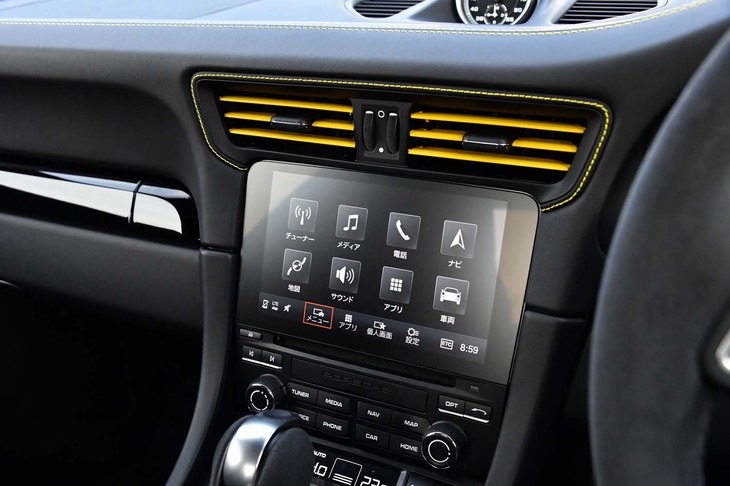 レーシングイエローのエアコンルーバーが目を引く。その下の7インチモニターはタッチパネル式。