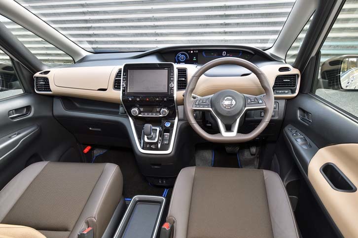 スタータースイッチやセンターコンソールのトレイなどには、ブルーのアクセントが加えられている。