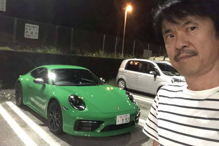 2022年10月に予約注文の受け付けが開始された新型「911カレラT」。2023年になって本格的なデリバリーがスタートした。この夜は「パイソングリーン」の外板色をまとった7段MT仕様車で、いつもの首都高に出撃した。