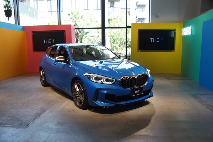 3代目となる新型「BMW 1シリーズ」では、初代以来のFRレイアウトをやめ、基本駆動方式をFFとした。