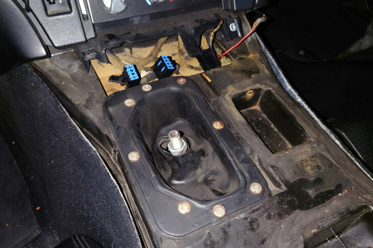 センターコンソールのシフトカバーもご覧のとおり。普通はボルトとか使って、後で開けられるようにつくりませんかね⁉　メンテナンス性とか全く考えていない向こう見ずなつくりに、当時のクライスラーのノリを感じる。