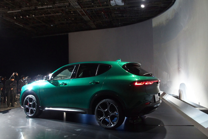 アルファ・ロメオ・トナーレ（サイドビュー）