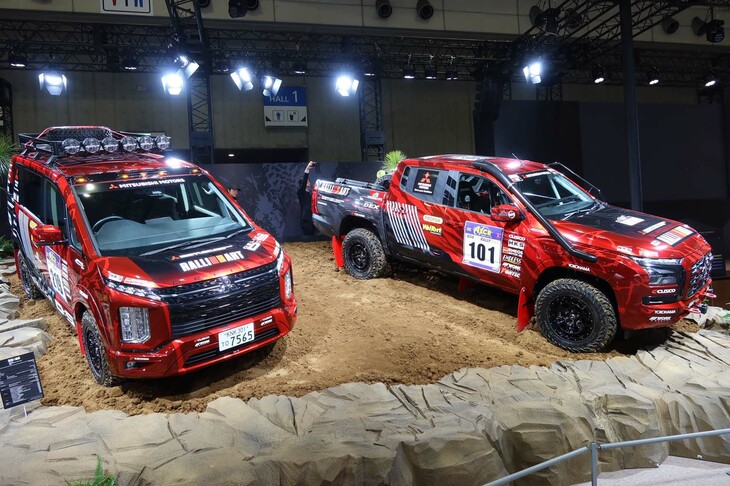 「三菱デリカD：5サポートカー“アジアクロスカントリーラリー2023”実走車」（写真左）と「トライトン ラリーカー“アジアクロスカントリーラリー2023”テスト車両」。