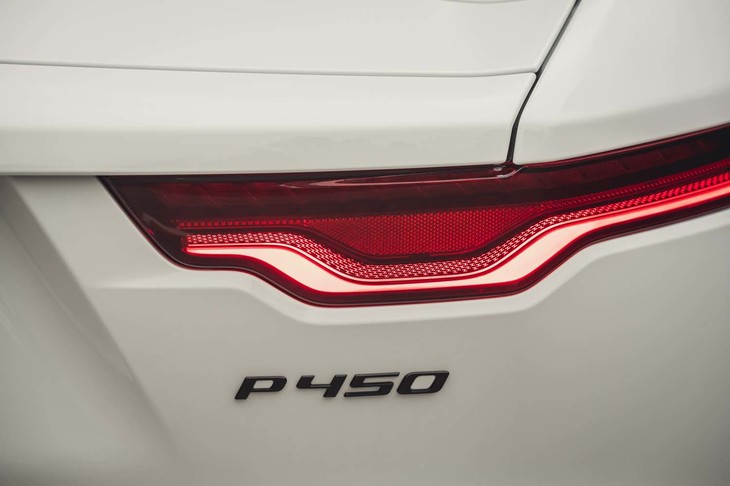 リアコンビランプは、やや直線的なデザインに。その下方に添えられるグレード名は、エンジンの出力に基づき定められている。