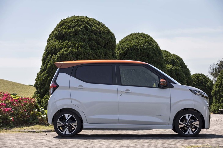 ルーフが浮いているように見えるデザイン処理や、ブーメラン型のリアコンビランプも特徴。これらの意匠により「ひと目で日産車とわかってもらえるデザイン」を目指したという。