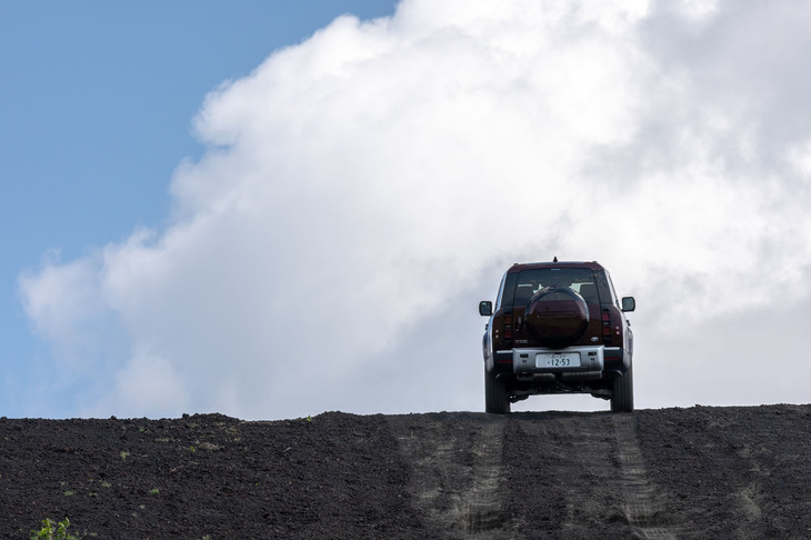 オン／オフを問わない走りのよさに加え、豊富なバリエーションも魅力の「ランドローバー・ディフェンダー」。興味のある人は、カーコンフィギュレーターで自分好みの仕様を仕立ててみよう。