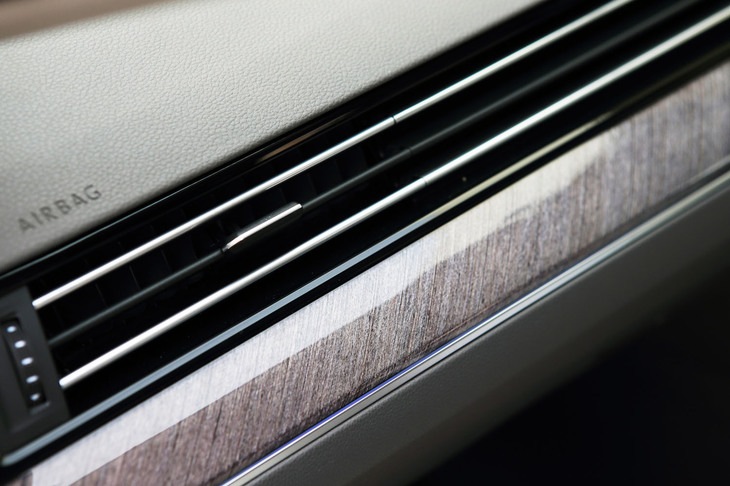 「Rライン」がインテリアトリムにアルミパネルを採用するのに対し、「エレガンス」ではウッドパネルとなる。