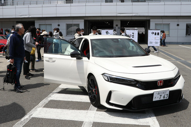 納期最大3年待ちといわれる「ホンダ・シビック タイプR」も人気を集めていた。展示車の見学者には、鈴鹿サーキットでの記録に加え、先日、FF車最速を記録したニュルブルクリンク・ラップタイプ入りのステッカーがプレゼントされた。