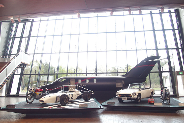 「ホンダコレクションホール」は2024年3月にリニューアルオープン。エントランスを抜けると、往年のF1マシン「RA272」やロードレーサー「RC143」、市販モデルの「S800」、「ホンダジェット」などが出迎えてくれる。ホンダジェットには実際に乗り込むこともできる。