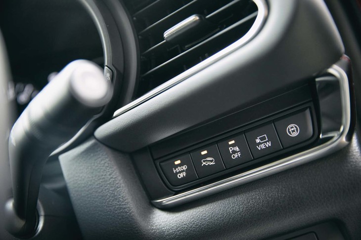 ドライバーの右前方には、ドライバーの右前方には、悪路の走破性を高めるオフロード・トラクション・アシストや、パーキングセンサーなどのスイッチが並ぶ。