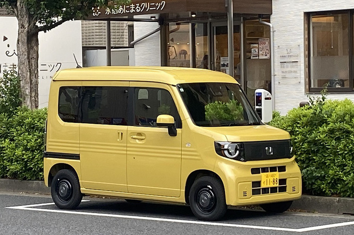 前輪を駆動するモーターは、最高出力64PS、最大トルク162N・mを発生。駆動用リチウムイオンバッテリーの容量は29.6kWhで、一充電走行距離は245km（WLTCモード）と発表されている。