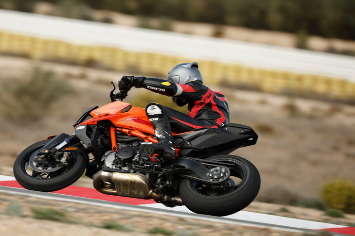 二輪のライディングにおいては、ライダーは車体をコーナー内側に傾かせ、その重力と遠心力とのバランスをとりながらコーナリングを行う。