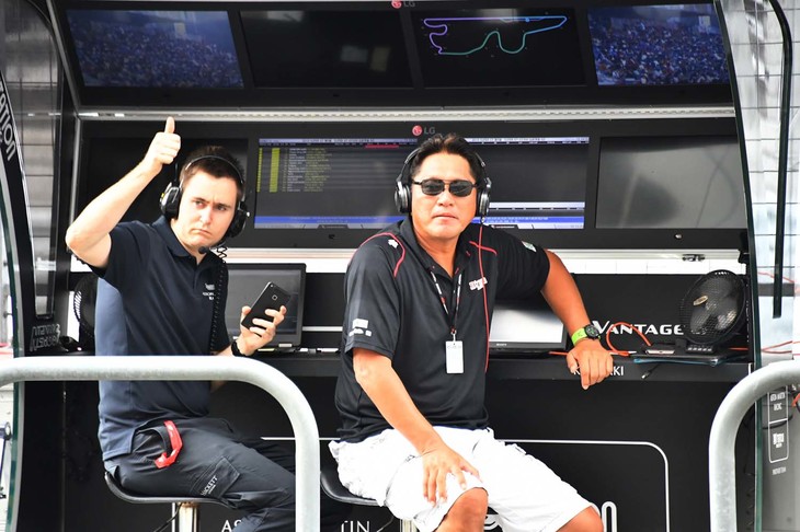 
	2019年8月3日～4日に富士スピードウェイで行われたSUPER GT第5戦のピット最前線で、チームの指揮を執る佐々木主浩総監督。チャーン・インターナショナル・サーキットを舞台とした第4戦タイ大会では、チームはトップ争いを演じた。
	