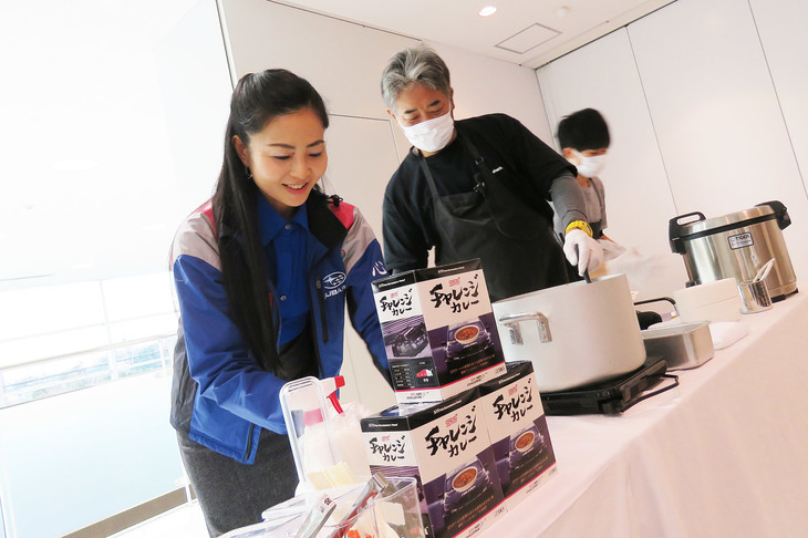 見学会では報道陣向けに「チャレンジカレー」が供された。ニュルブルクリンク24時間レースにおいてクルーにふるまわれる“ニュルカレー”のレシピを忠実に再現したレトルトカレーだ。